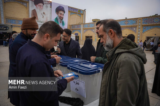 اقامه نماز عید سعید فطر در حرم شاهچراغ(ع)