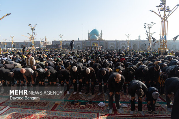 اقامه نماز عید فطر در حرم امام رضا(ع)