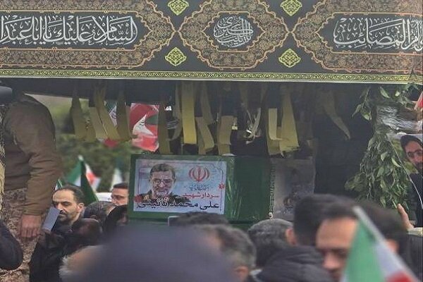 فيديو..وداع شعبي مهيب مع جثمان متحدث الحرس الثوري الشهيد نائيني بعد اقامة صلاة العيد