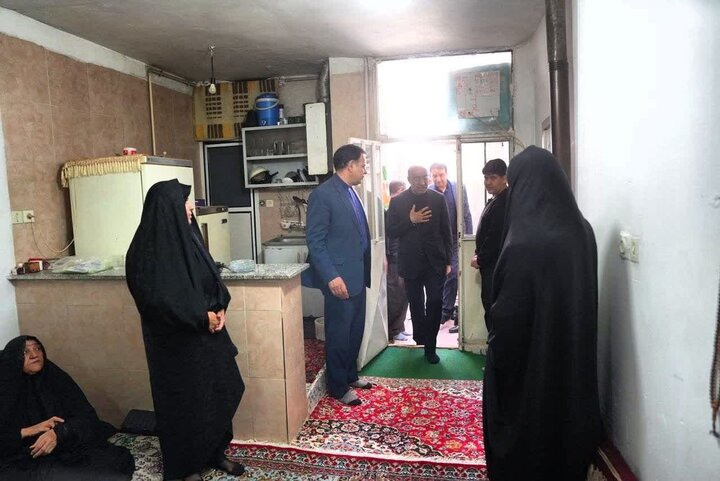 استاندار کرمانشاه با خانواده دو شهید دیدار کرد
