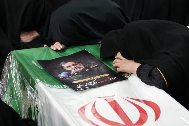 مراسم وداع با پیکر شهید سردار نائینی در معراج شهدای کاشان برگزار شد