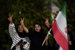 خەڵکی ئێران لەژێر بوردۆماندا شەقام بەرنادەن