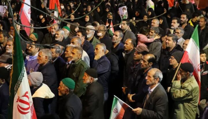 تجمع شبانه مردم شازند در حمایت از رهبر معظم انقلاب