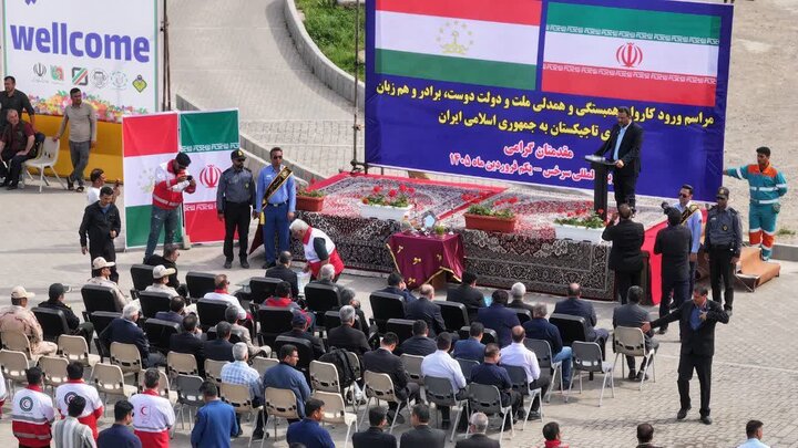 Tacikistan’dan gelen 107 insani yardım tırı, Sarahs sınır kapısından İran’a giriş yaptı
