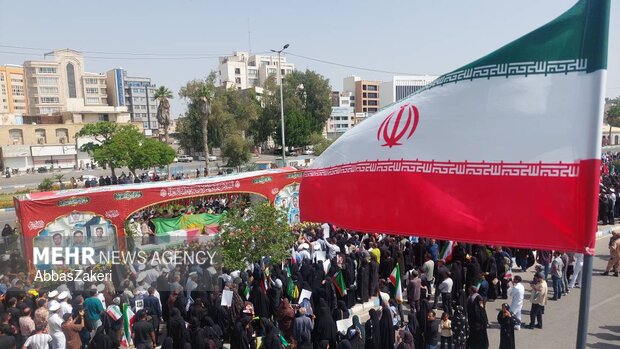 آغاز مراسم تشییع پیکرهای مطهر ۱۳ شهید جنگ رمضان در بندرعباس