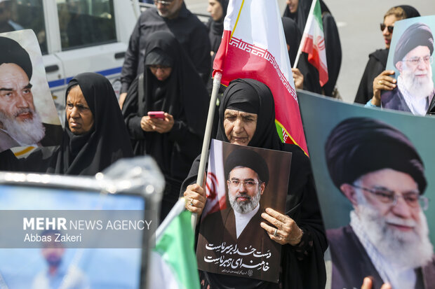 تشییع ۱۳ شهید جنگ رمضان در بندرعباس