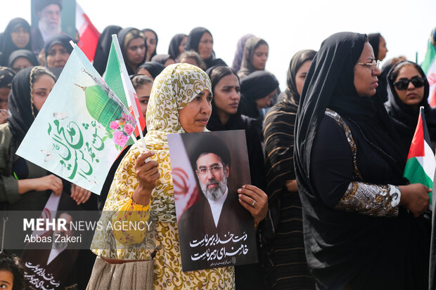 تشییع ۱۳ شهید جنگ رمضان در بندرعباس