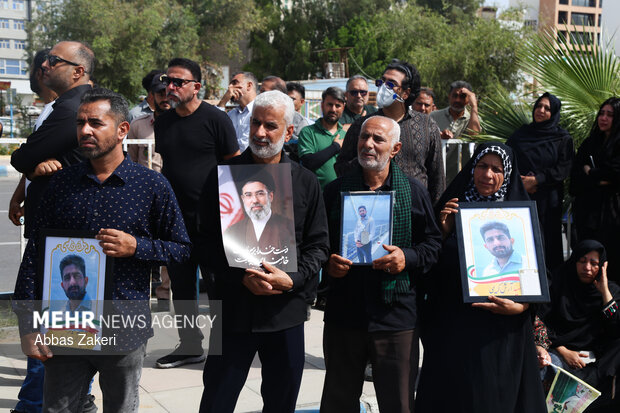 تشییع ۱۳ شهید جنگ رمضان در بندرعباس