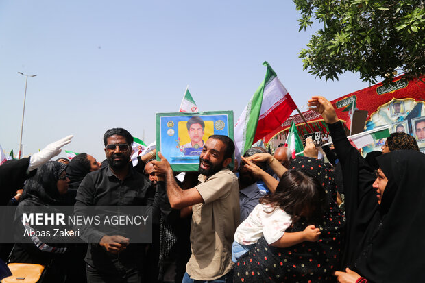 تشییع ۱۳ شهید جنگ رمضان در بندرعباس