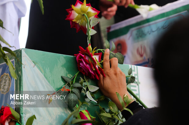 تشییع ۱۳ شهید جنگ رمضان در بندرعباس