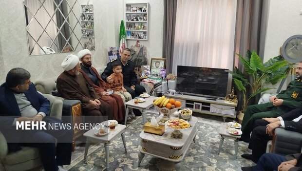 دیدار نوروزی مسئولان آستانه‌ اشرفیه با خانواده‌ های شهدا