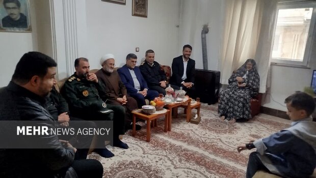دیدار نوروزی مسئولان آستانه اشرفیه با خانواده های شهدا
