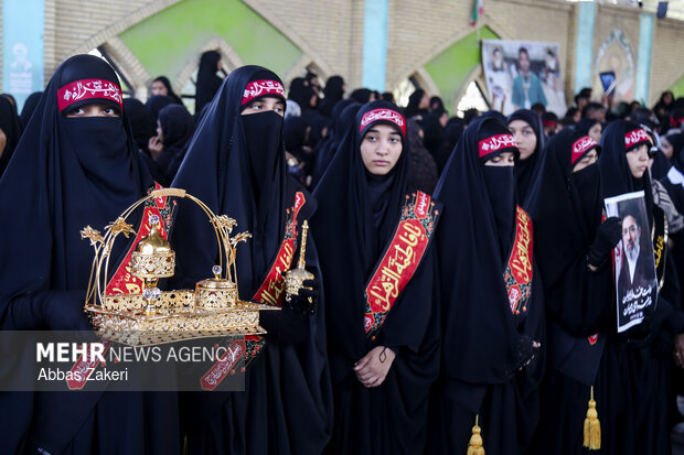 تشییع و تدفین دو شهید ناوشکن دنا در میناب