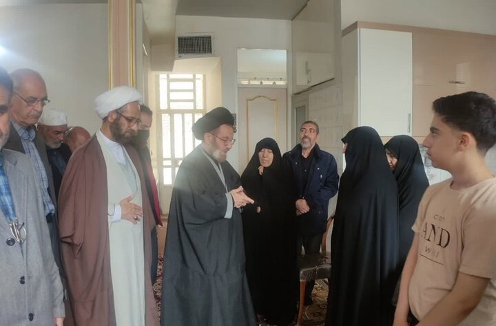 دیدار امام جمعه خرمآباد با خانواده شهید «محمدباقر طاهرپور»