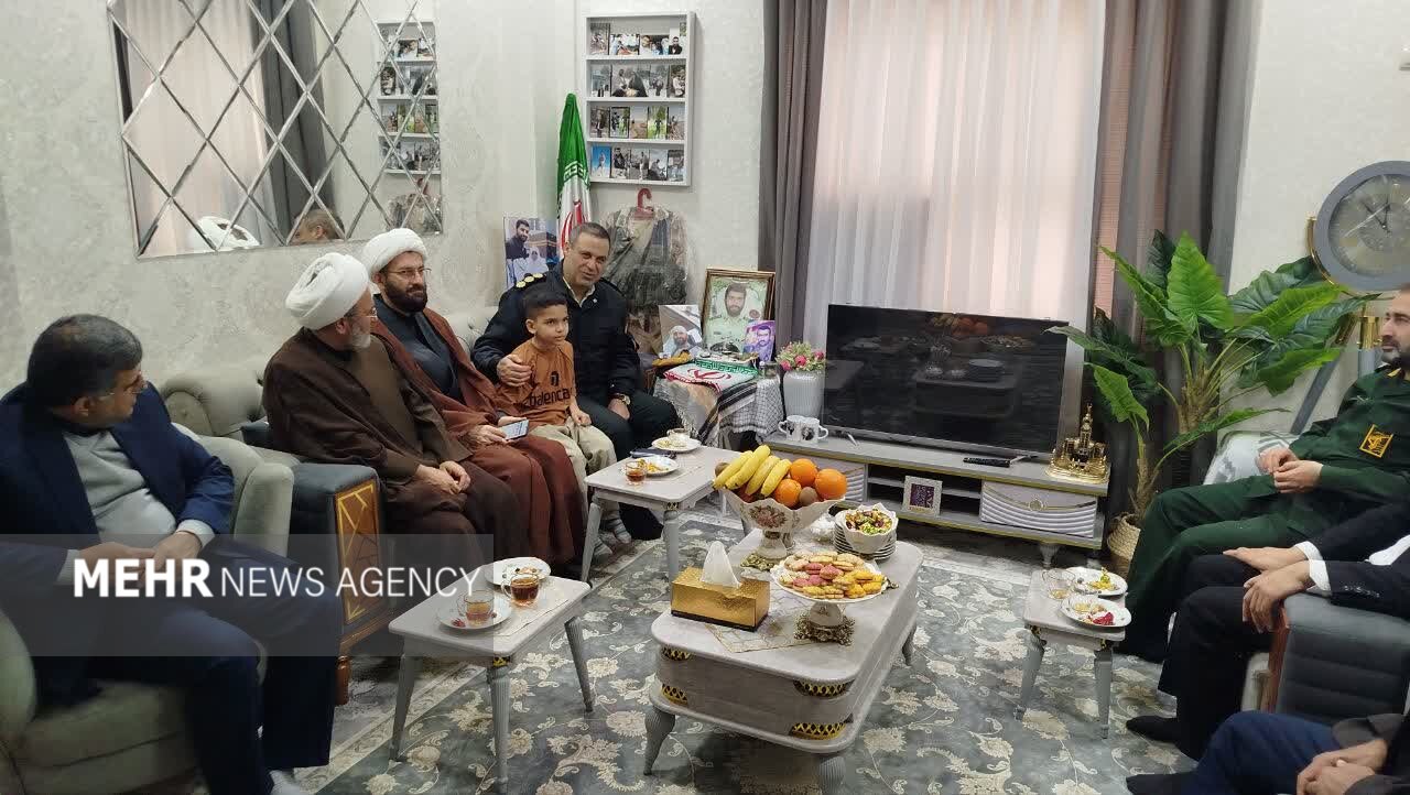 دیدار نوروزی مسئولان آستانه اشرفیه با خانواده های شهدا دیدار نوروزی مسئولان آستانه اشرفیه با خانواده های شهدا
