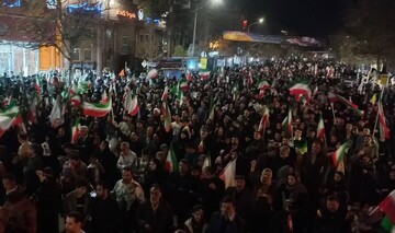 شب هفتاد و ششمین مردم نیشابور در خیابان‌ها