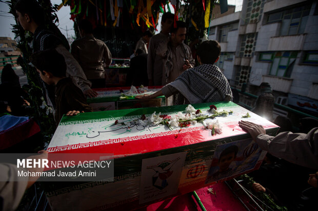 تشییع پیکر ۸ شهید یک خانواده در قزوین