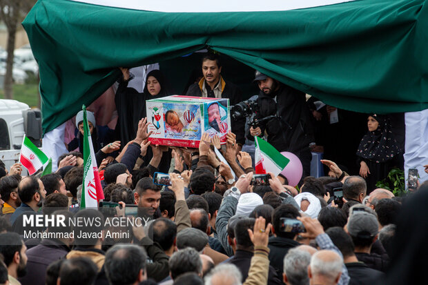 تشییع پیکر ۸ شهید یک خانواده در قزوین