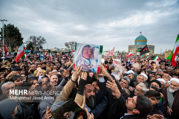 تشییع پیکر ۸ شهید یک خانواده در قزوین