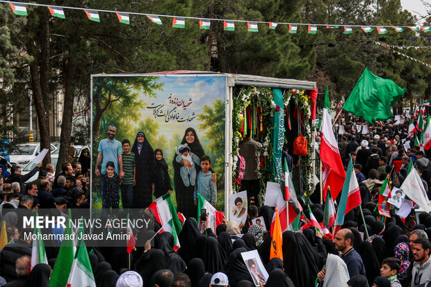 تشییع پیکر ۸ شهید یک خانواده در قزوین