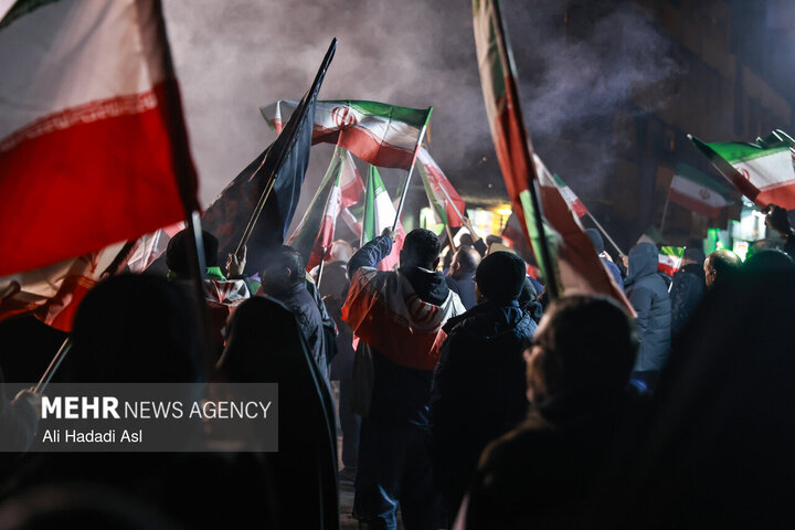 عزاداری و تجمع مردمی در سوگ رهبر شهید در میدان حضرت ولیعصر (عج) تهران