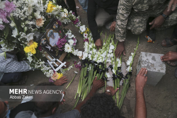 تشییع و تدفین شهید «فرشید قریشی» از شهدای ناوشکن دنا در میناب