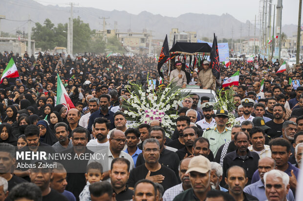 تشییع و تدفین شهید «فرشید قریشی» از شهدای ناوشکن دنا در میناب