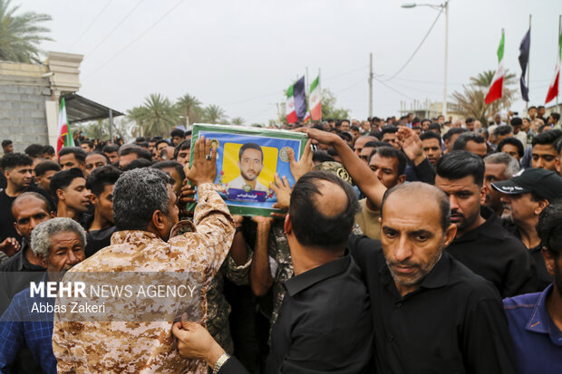 تشییع و تدفین شهید «فرشید قریشی» از شهدای ناوشکن دنا در میناب