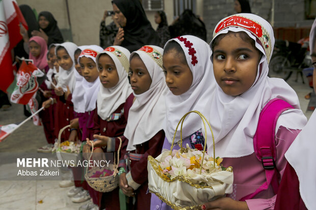 تشییع و تدفین شهید «فرشید قریشی» از شهدای ناوشکن دنا در میناب
