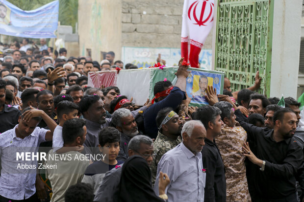 تشییع و تدفین شهید «فرشید قریشی» از شهدای ناوشکن دنا در میناب