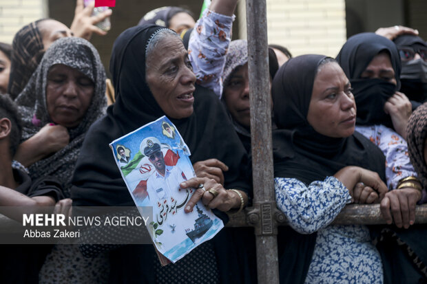 تشییع و تدفین شهید «فرشید قریشی» از شهدای ناوشکن دنا در میناب