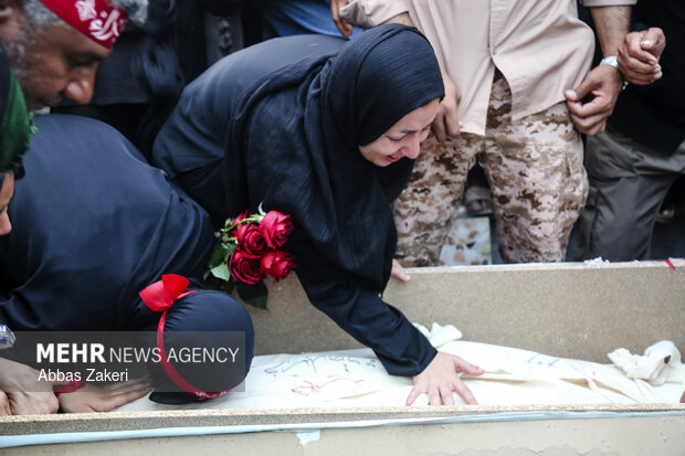 تشییع و تدفین شهید «فرشید قریشی» از شهدای ناوشکن دنا در میناب