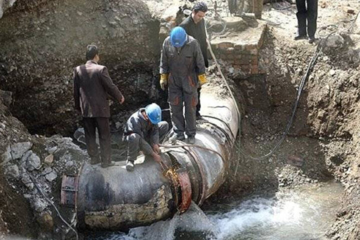 پایداری شبکه آب بندرعباس پس از تلاش شبانه‌روزی نیروهای آبفا