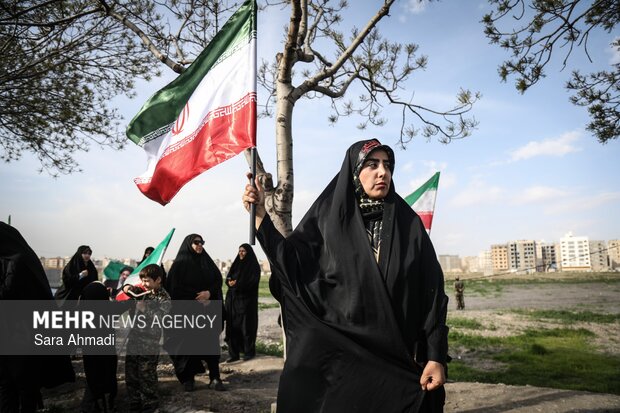 تجمع مردم و دانشجویان مشهدی مقابل نیروگاه مشهد