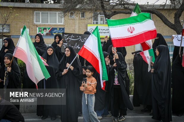 تجمع مردم و دانشجویان مشهدی مقابل نیروگاه مشهد