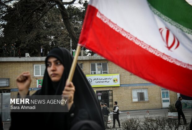 تجمع مردم و دانشجویان مشهدی مقابل نیروگاه مشهد