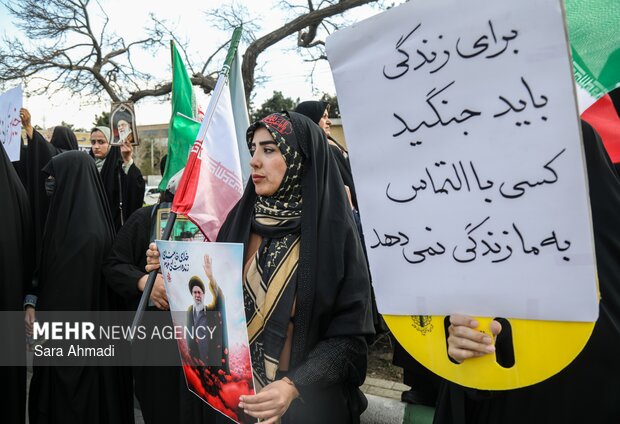 تجمع مردم و دانشجویان مشهدی مقابل نیروگاه مشهد