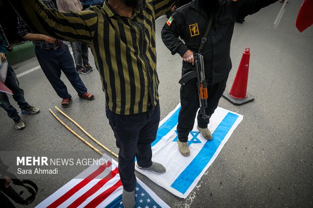 تجمع مردم و دانشجویان مشهدی مقابل نیروگاه مشهد