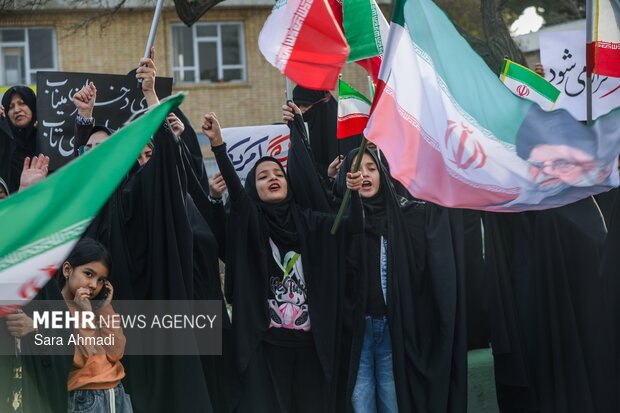 تجمع مردم و دانشجویان مشهدی مقابل نیروگاه مشهد