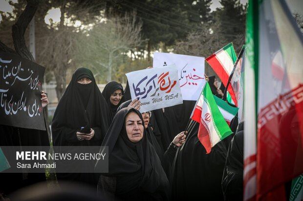 تجمع مردم و دانشجویان مشهدی مقابل نیروگاه مشهد