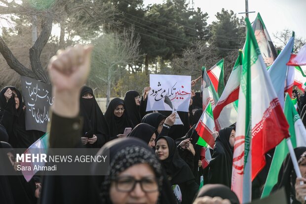 تجمع مردم و دانشجویان مشهدی مقابل نیروگاه مشهد