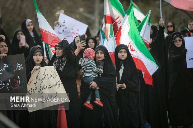 تجمع مردم و دانشجویان مشهدی مقابل نیروگاه مشهد