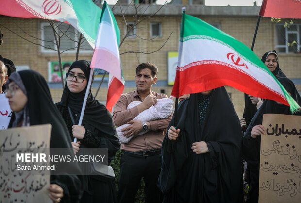 تجمع مردم و دانشجویان مشهدی مقابل نیروگاه مشهد