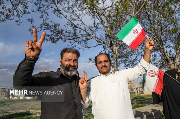 تجمع مردم و دانشجویان مشهدی مقابل نیروگاه مشهد