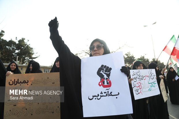 تجمع مردم و دانشجویان مشهدی مقابل نیروگاه مشهد