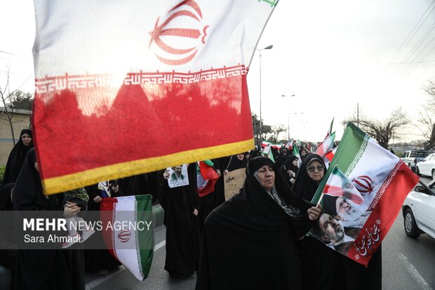 تجمع مردم و دانشجویان مشهدی مقابل نیروگاه مشهد