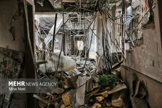 آثار تجاوز آمریکایی - صهیونی به یک مجتمع مسکونی در تبریز