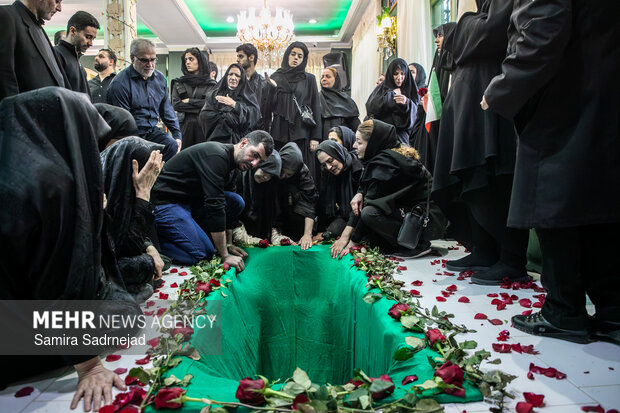 تشییع پیکر شهیده ده ساله جنگ رمضان مرسانا سادات مسعودیان