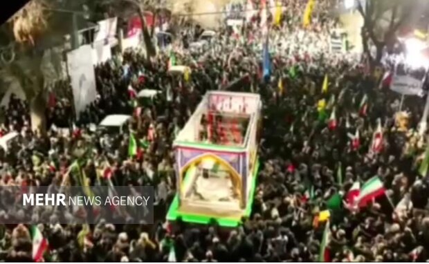 مردم ارومیه همچنان پای آرمان‌های انقلاب اسلامی؛ تشییع پیکر شهدا