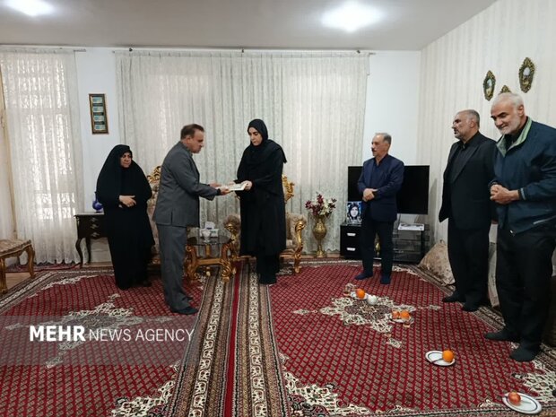 دیدار مسئولان با خانواده‌ شهدای جنگ رمضان در پلدختر و دورود